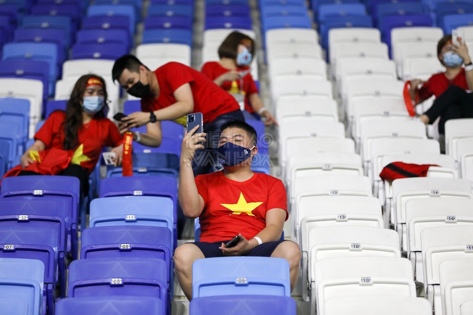 Cổ động viên Việt Nam trên sân Al Maktoum. (Ảnh: Hoàng Linh/TTXVN)