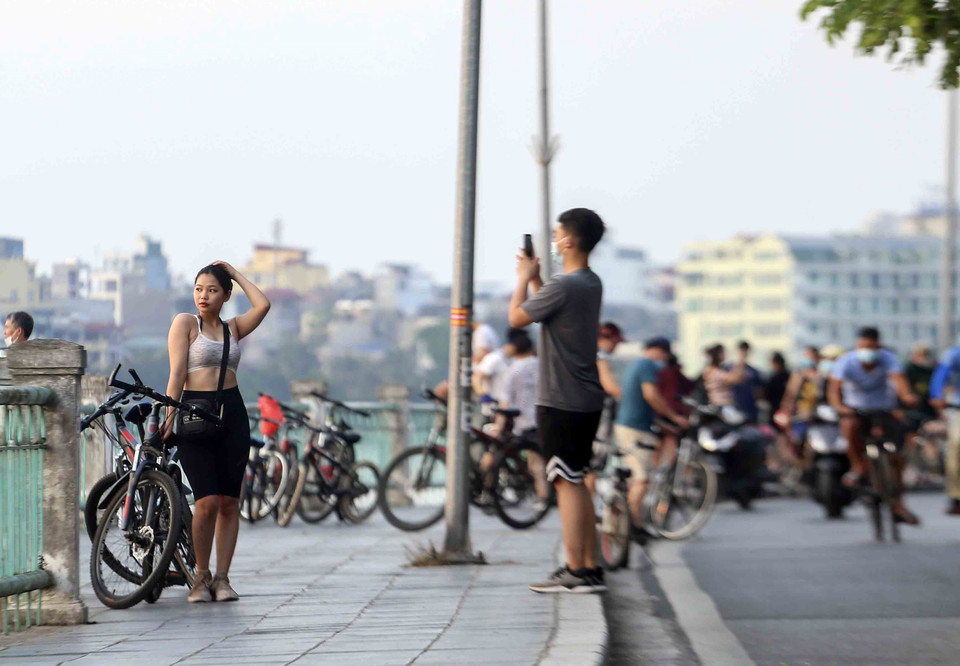 Nhiều bạn trẻ vẫn tụ tập ở ven Hồ Tây, nhiều người không đeo khẩu trang. (Ảnh: Tuấn Đức/TTXVN)