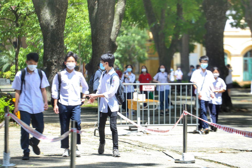 Thí sinh rời phòng thi sau khi hoàn thành bài làm của mình tại điểm thi trường THPT chuyên Chu Văn An. (Ảnh: Tuấn Đức/TTXVN)