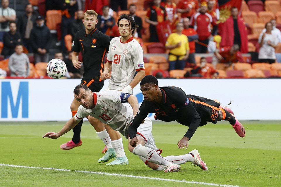 Pha tranh bóng quyết liệt giữa tiền đạo Bắc Macedonia Goran Pandev (trái) và hậu vệ Hà Lan Denzel Dumfries trong trận đấu bảng C. (Ảnh: AFP/TTXVN)