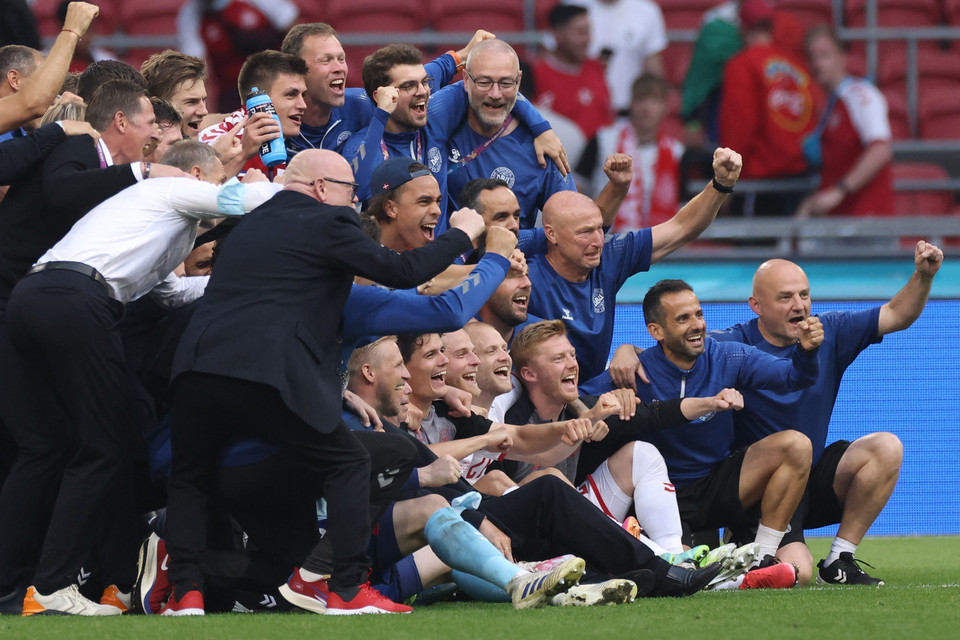 Các cầu thủ Đan Mạch ăn mừng chiến thắng trước Xứ Wales trong trận đấu tại vòng 16 đội. (Ảnh: AFP/TTXVN)