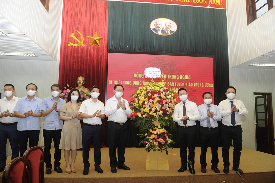 Trưởng Ban Tuyên giáo Trung ương Nguyễn Trọng Nghĩa thăm, chúc mừng Báo Nhân Dân. (Ảnh: Phương Hoa/TTXVN)