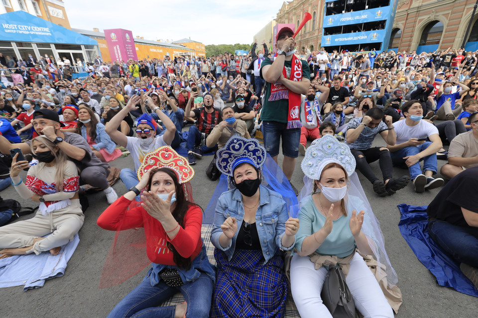Bầu không khí sôi nổi do các cổ động viên tạo nên tại Fanzon cổ vụ cho đội tuyển Nga. (Ảnh: TTXVN)