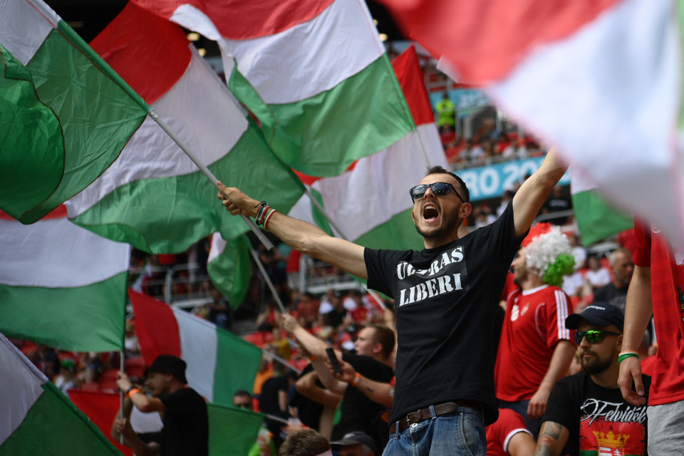 Cổ động viên Hungary cổ vũ cho đội nhà trong trận đấu với đội tuyển Pháp tại Bảng F. (Ảnh: AFP/TTXVN)