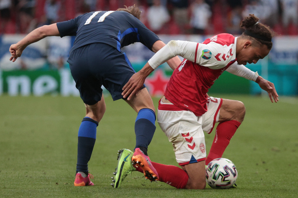 Tiền vệ Phần Lan Rasmus Schuller (trái) tranh bóng với tiền đạo Đan Mạch Yussuf Poulsen. (Ảnh: AFP/TTXVN)