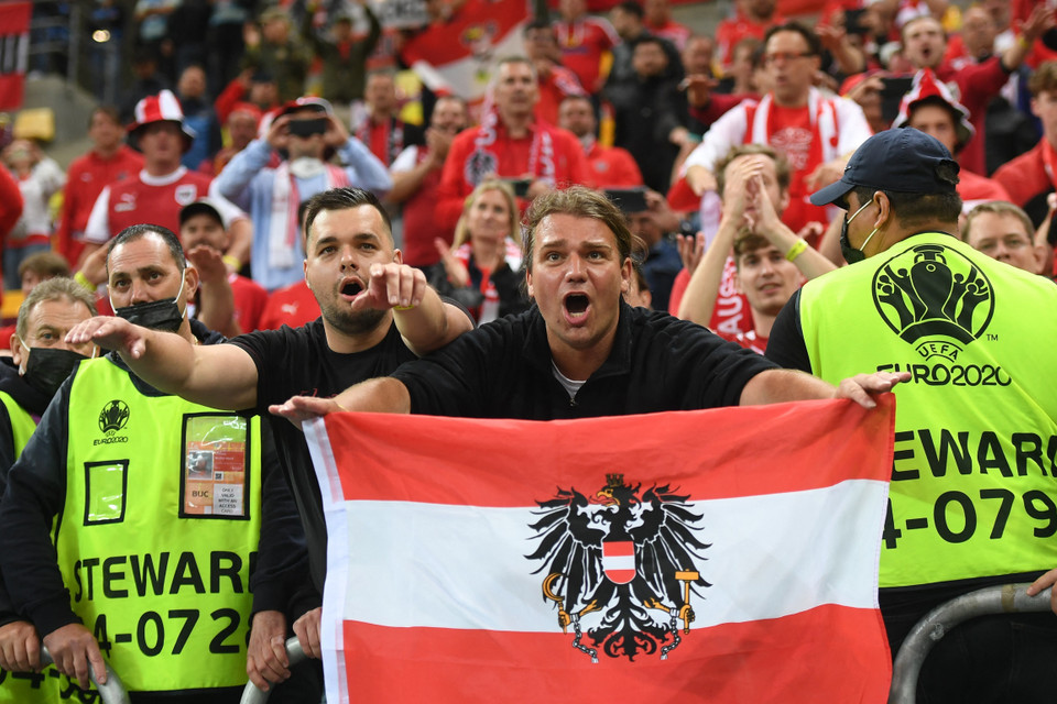 Niềm vui của các cổ động viên tuyển Áo khi đội nhà giành chiến thắng trong trận gặp Bắc Macedonia. (Ảnh: AFP/TTXVN)