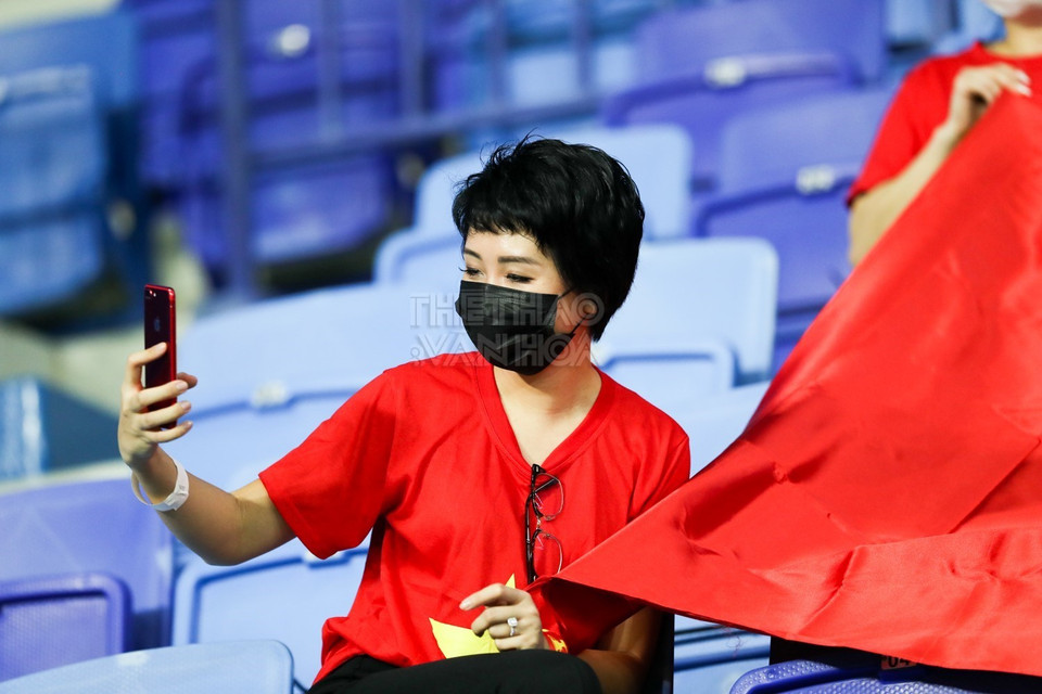 Cổ động viên Việt Nam trên sân Al Maktoum. (Ảnh: Hoàng Linh/TTXVN)