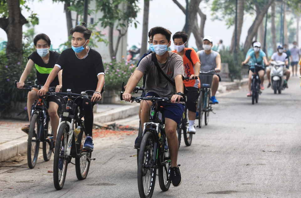 Trên đường Yên Hoa vòng quanh Hồ Tây khá mát mẻ, là con đường ưa thích để người dân đạp xe tập thể dục. (Ảnh: Thành Đạt/TTXVN)