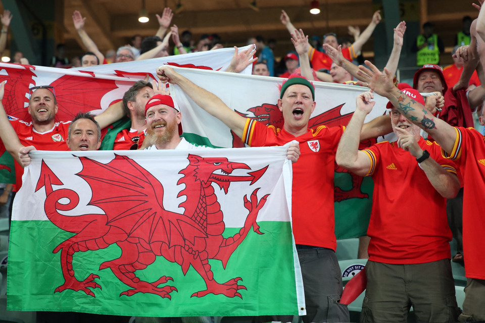 Các cổ động viên Xứ Wales mừng chiến thắng 2-0 của đội nhà trước Thổ Nhĩ Kỳ trong trận lượt hai bảng A. (Ảnh: AFP/TTXVN)