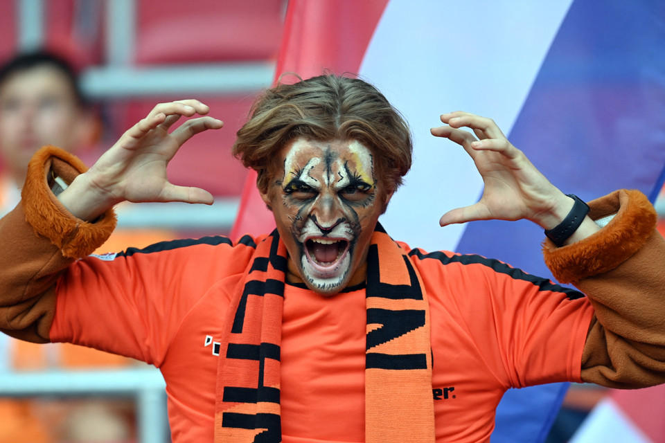 Cổ động viên cuồng nhiệt cổ vũ cho tuyển Hà Lan. (Ảnh: AFP/TTXVN)