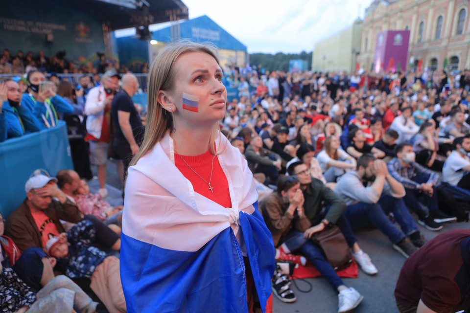 Cảm xúc lo lắng của cổ động viên đội tuyển bóng đá Nga khi đội nhà bị dẫn bàn. (Ảnh: Trần Hiếu/TTXVN)