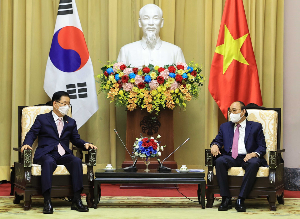 Chủ tịch nước Nguyễn Xuân Phúc tiếp Bộ trưởng Ngoại giao Hàn Quốc Chung Eui Yong. (Ảnh: Thống Nhất/TTXVN)