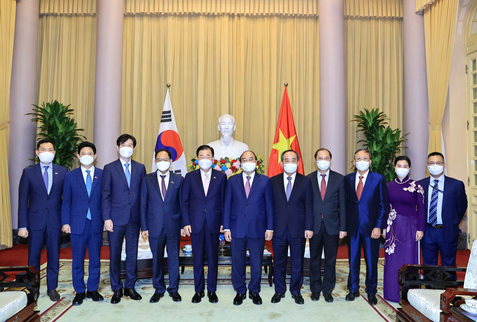 Chủ tịch nước Nguyễn Xuân Phúc và Bộ trưởng Ngoại giao Hàn Quốc Chung Eui Yong cùng các đại biểu tham dự buổi tiếp. (Ảnh: Thống Nhất/TTXVN)