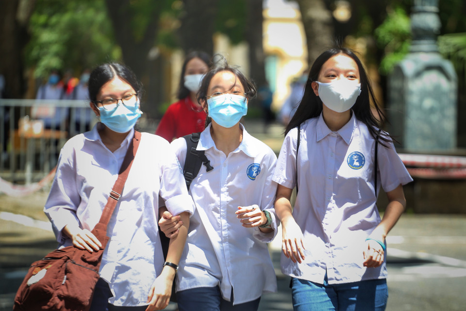 Niềm vui của các thí sinh sau khi hoàn thành tốt bài thi tại điểm thi trường THPT chuyên Chu Văn An. (Ảnh: Tuấn Đức/TTXVN)