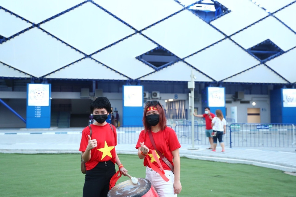 Cổ động viên Việt Nam tại sân Al Maktoum. (Ảnh: Hoàng Linh/TTXVN)