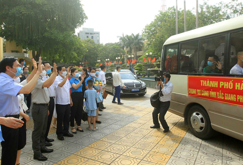 Lãnh đạo thành phố Hải Phòng tiễn các y, bác sỹ lên đường chi viện cho tâm dịch Bắc Giang. (Ảnh: An Đăng/TTXVN)