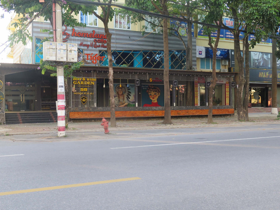 Nhiều cửa hàng dịch vụ, kinh doanh không thiết yếu nghiêm chỉnh chấp hành việc tạm thời đóng cửa sau khi có Chỉ thị 16 của Thủ tướng Chính phủ. (Ảnh: Nguyễn Văn Nhật/TTXVN)