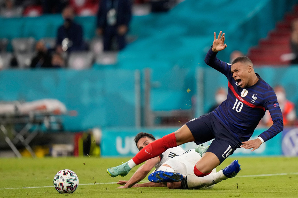 Hậu vệ Đức Mats Hummels (trái) cản đường đi bóng của tiền đạo Pháp Kylian Mbappe trong trận tuyển Pháp thắng tuyển Đức 1-0. Ảnh: AFP/TTXVN