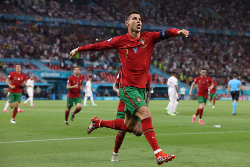 Tiền đạo đội tuyển Bồ Đào Nha Cristiano Ronaldo mừng bàn thắng thứ hai từ chấm phạt đền vào lưới tuyển Pháp trong trận đấu lượt cuối bảng F. (Ảnh: AFP/TTXVN)