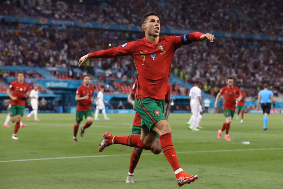 Tiền đạo đội tuyển Bồ Đào Nha Cristiano Ronaldo mừng bàn thắng thứ hai từ chấm phạt đền vào lưới tuyển Pháp trong trận đấu lượt cuối bảng F. (Ảnh: AFP/TTXVN)