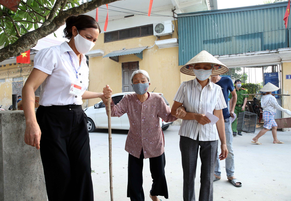 Cử tri đến bầu cử lại Đại biểu Hội đồng Nhân dân xã Hoàng Long nhiệm kỳ 2021-2026 tại tổ bầu cử số 04, thôn Đào Xá, xã Hoàng Long, huyện Phú Xuyên, Hà Nội. (Ảnh: Phạm Kiên/TTXVN)