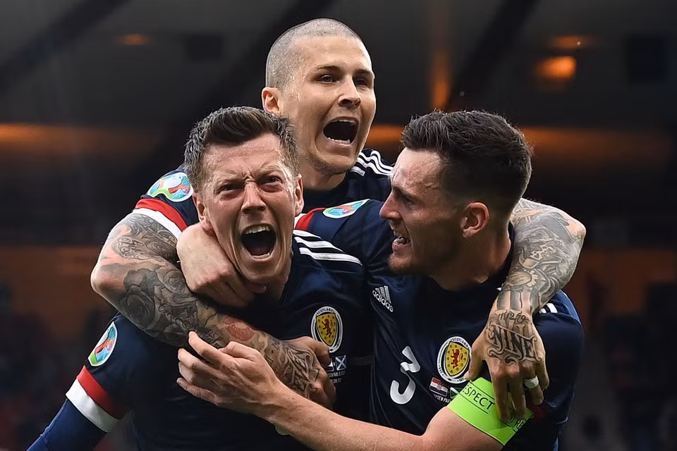 Tiền vệ Scotland McGregor (giữa) ăn mừng bàn thắng vào lưới tuyển Croatia trong trận đấu lượt cuối bảng D. (Ảnh: AFP/TTXVN)