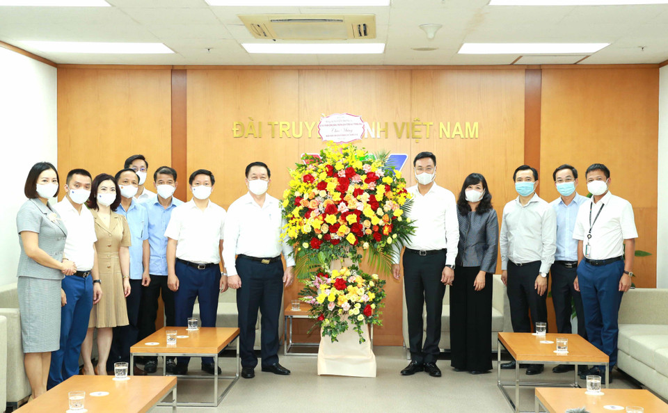 Trưởng Ban Tuyên giáo Trung ương Nguyễn Trọng Nghĩa thăm, chúc mừng Đài Truyền hình Việt Nam. (Ảnh: Phương Hoa/TTXVN)