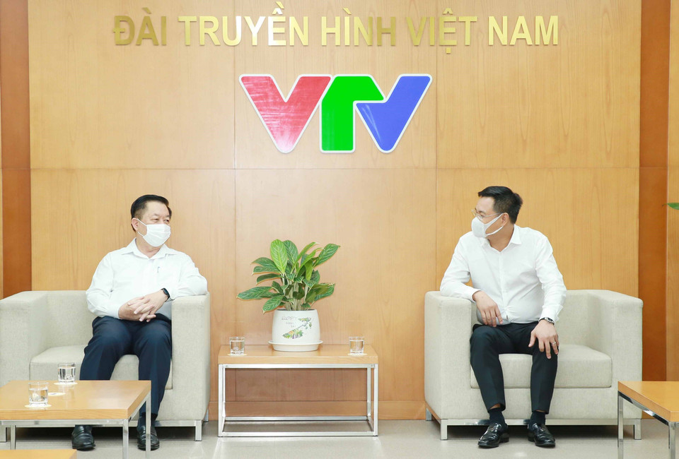 Trưởng Ban Tuyên giáo Trung ương Nguyễn Trọng Nghĩa thăm, chúc mừng Đài Truyền hình Việt Nam. (Ảnh: Phương Hoa/TTXVN)
