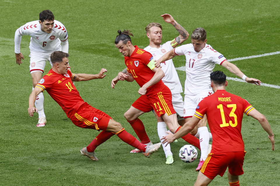 Pha tranh bóng quyết liệt giữa các cầu thủ Đan Mạch và Xứ Wales trong trận đấu tại vòng 16 đội. (Ảnh: AFP/TTXVN)