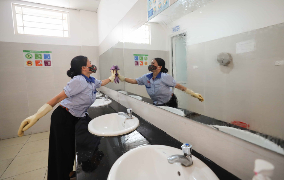 Điểm thi trường THPT Trần Nhân Tông, quận Hai Bà Trưng mỗi ngày đều tiến hành vệ sinh, khử khuẩn, đảm bảo an toàn cho kỳ thi đang tới gần. (Ảnh: Thanh Tùng/TTXVN)