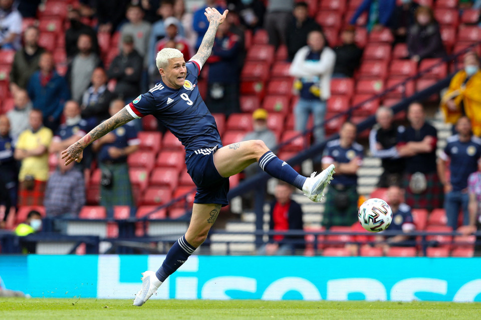 Tiền đạo Lyndon Dykes của Scotland uy hiếp cầu môn của CH Séc trong trận đấu Bảng D. (Ảnh: AFP/TTXVN)