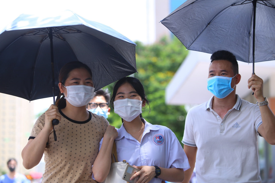 Vui mừng đón thí sinh điểm thi Trường THPT chuyên Hà Nội-Amsterdam hoàn thành buổi thi đầu. (Ảnh: Hoàng Hiếu/TTXVN)