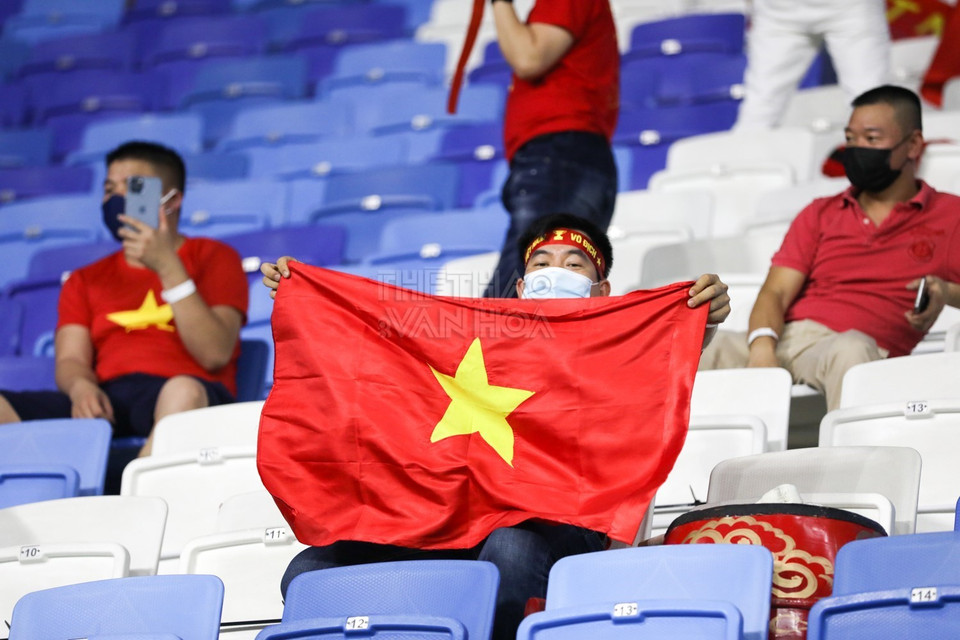 Cổ động viên Việt Nam trên sân Al Maktoum. (Ảnh: Hoàng Linh/TTXVN)