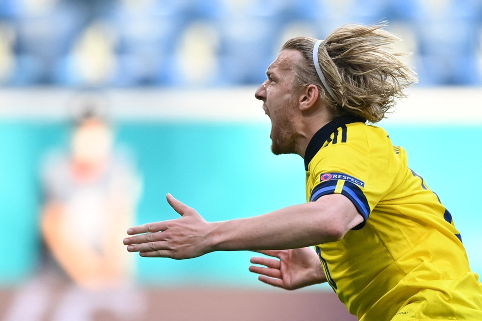 Tiền vệ Thụy Điển Emil Forsberg (trái) ăn mừng sau khi ghi bàn thắng vào lưới Slovakia. (Ảnh: AFP/TTXVN)