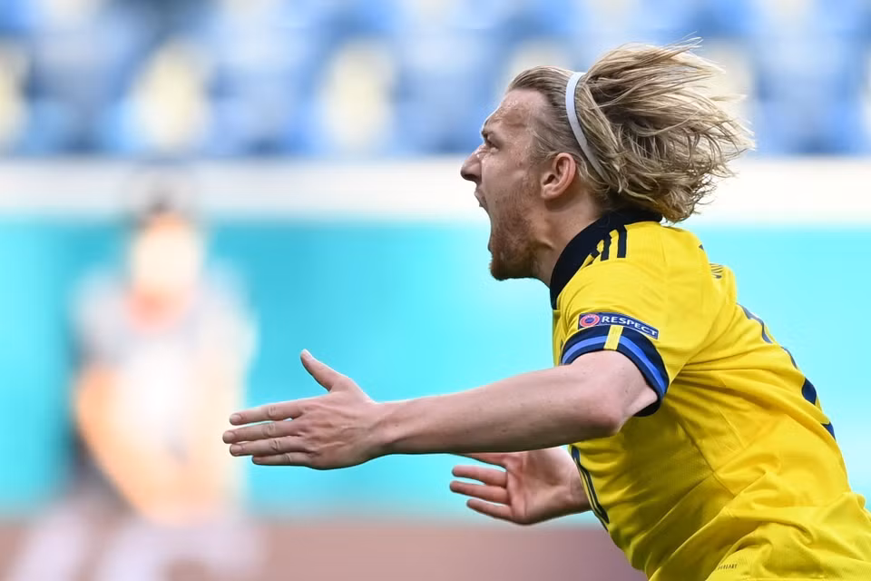 Tiền vệ Thụy Điển Emil Forsberg (trái) ăn mừng sau khi ghi bàn thắng vào lưới Slovakia. (Ảnh: AFP/TTXVN)