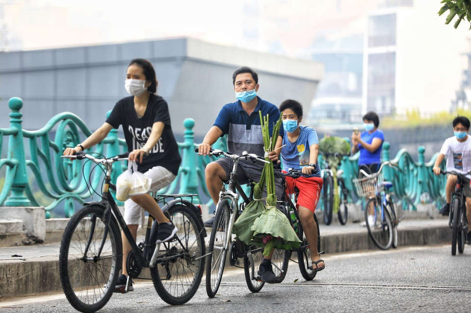 Trên đường Yên Hoa vòng quanh hồ Tây khá mát mẻ là con đường ưa thích để người dân đạp xe tập thể dục. (Ảnh: Thành Đạt/TTXVN)