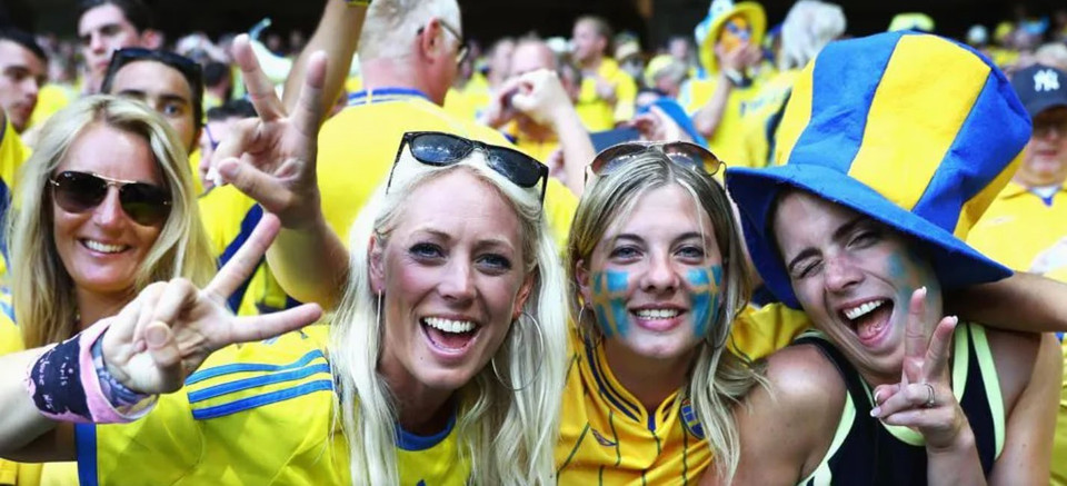 Cổ động viên Thụy Điển trong trận tuyển Thụy Điển gặp tuyển Slovakia tại bảng E. (Ảnh: AFP/TTXVN)