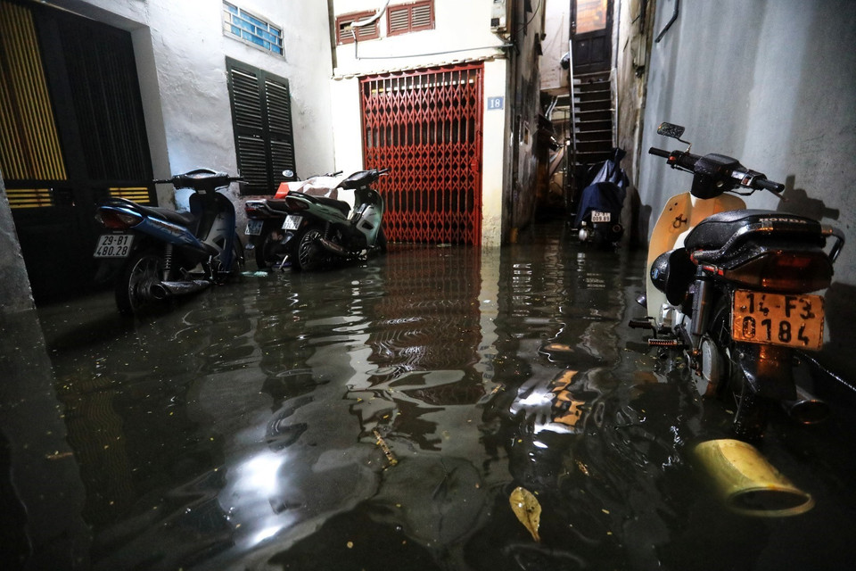 Ngõ 90, phố Đội Cấn (Hà Nội) ngập sâu sau cơn mưa vàng. (Ảnh: Thành Đạt/TTXVN)