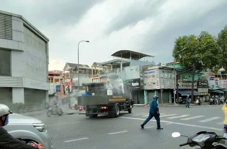 Phun khử khuẩn trên đường Quang Trung quận Gò Vấp. (Ảnh: Anh Tuấn/TTXVN)