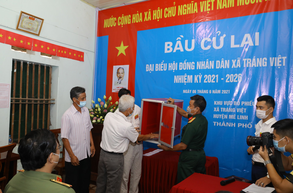 Công tác kiểm tra, niêm phong hòm phiếu tại Khu vực bỏ phiếu số 04, xã Tráng Việt, huyện Mê Linh, Thành phố Hà Nội. (Ảnh: Nguyễn Điệp/TTXVN)