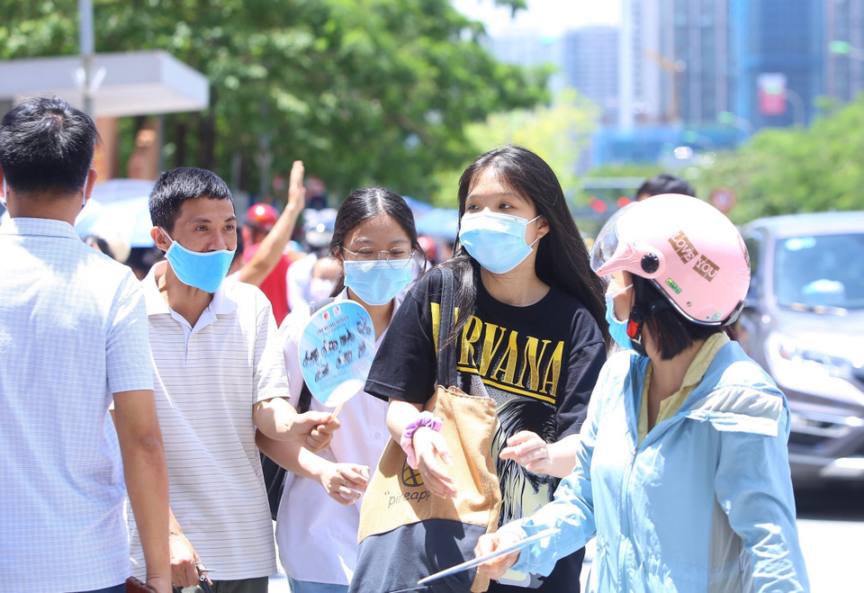 Một gia đình đón thí sinh tại điểm thi Trường THPT chuyên Hà Nội-Amsterdam sau buổi thi đầu. (Ảnh: Hoàng Hiếu/TTXVN)