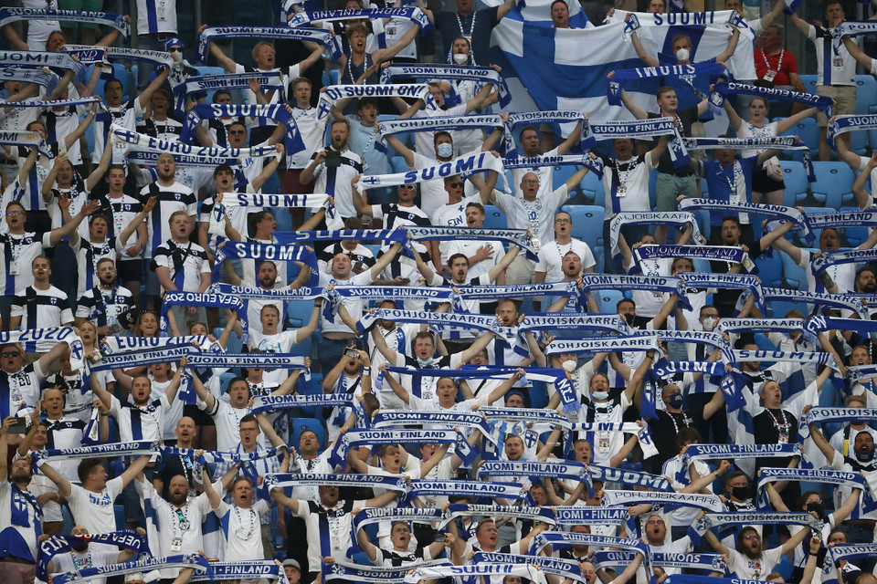 Cổ động viên Phần Lan cổ vũ đội nhà trong trận đấu lượt cuối bảng B gặp Bỉ. (Ảnh: AFP/TTXVN)