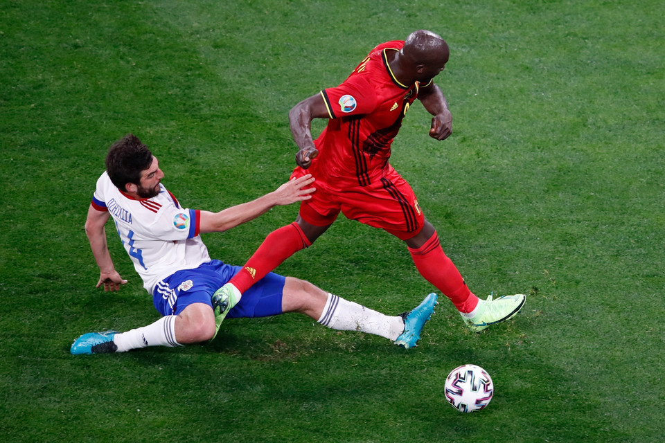 Pha tranh bóng quyết liệt của cầu thủ hai đội trong trận đấu tuyển Bỉ thắng tuyển Nga 3-0. (Ảnh: AFP/TTXVN)