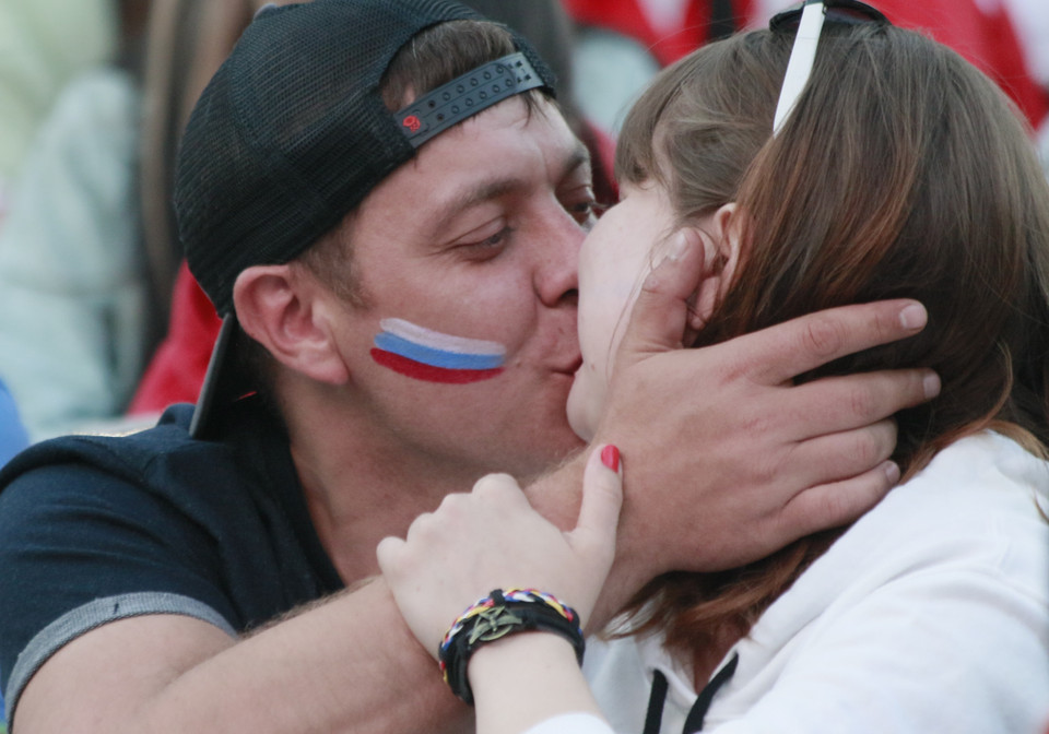 Saint Petersburg là một trong những thành phố diễn ra Vòng chung kết EURO 2020. Sự kiện thể thao quan trọng này đang tạo ra bầu không khí náo nhiệt, nhiều cảm xúc tại các khu vực Fanzone thu hút đông đảo cổ động viên tập trung cổ vũ cho các đội tuyển quốc gia thi đấu đạt thành tích cao. (Ảnh: Trần Hiếu/TTXVN)