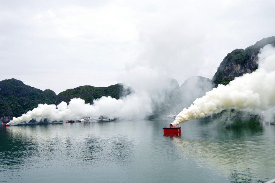 Nội dung huấn luyện hóa học trên biển. (Ảnh: TTXVN)