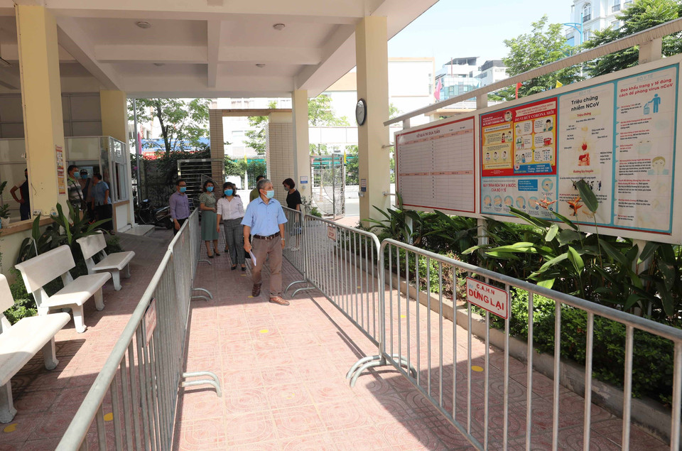 Đoàn công tác Sở GD&amp;ĐT Hà Nội kiểm tra về công tác chuẩn bị cho kỳ thi tại điểm thi trường THCS Lê Ngọc Hân, quận Hai Bà Trưng. (Ảnh: Thanh Tùng/TTXVN)