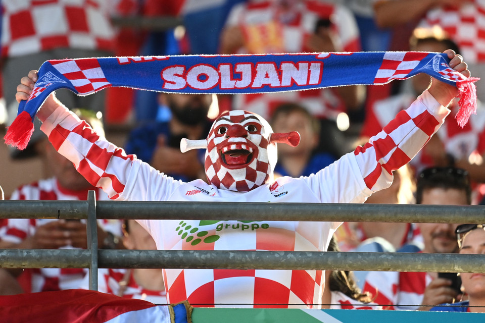 Cổ động viên Croatia cổ vũ đội nhà trong trận gặp Tây Ban Nha tại vòng 16 đội. (Ảnh: AFP/TTXVN)