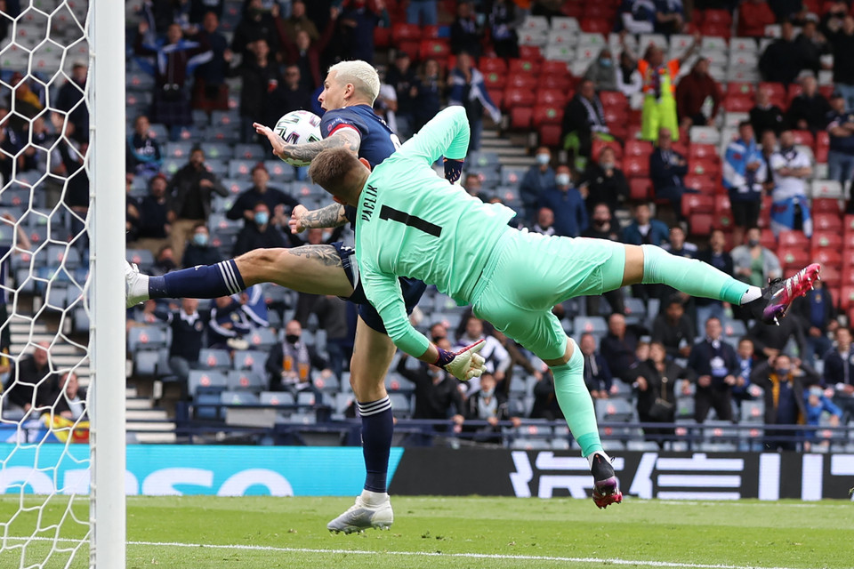 Thủ thành CH Séc Tomas Vaclik (phải) nỗ lực cản cú sút của tiền đạo Scotland Lyndon Dykes. (Ảnh: AFP/TTXVN)