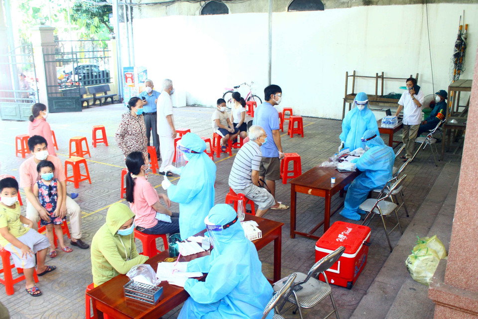 Người dân khối 5, phường Hà Huy Tập khai báo thông tin và lấy lấy mẫu xét nghiệm. (Ảnh: Tá Chuyên/TTXVN)