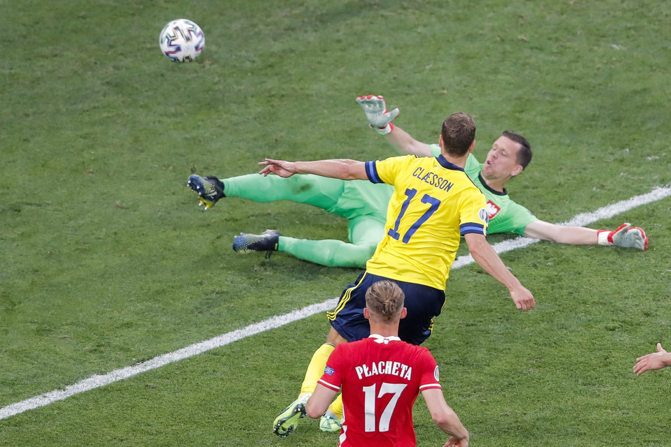 Tiền vệ Thụy Điển Viktor Claesson (giữa) dứt điểm thành công vào lưới Ba Lan, nâng tỷ số lên 3-2 cho đội nhà trong trận đấu tại Bảng E. (Ảnh: AFP/TTXVN)